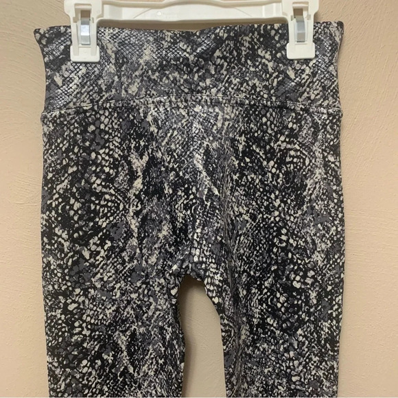 Spanx Faux Leather Snake Shine Leggings Size Small NWT New - Picture 12 of 16